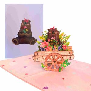 Carte Pop-Up Ours Printemps & Chariot Fleuri – photo catalogue avec carte ouverte et couverture en arrière-plan